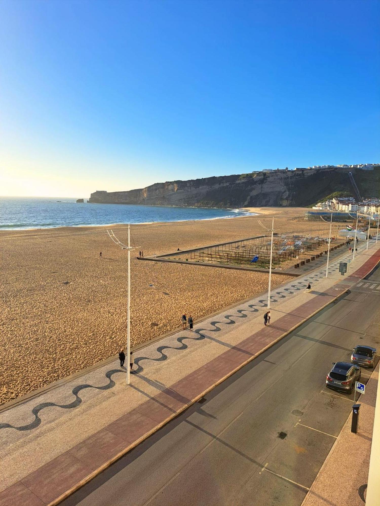 Sunset Terrace - Beachfront Apartment With Private Parking Nazare Bagian luar foto